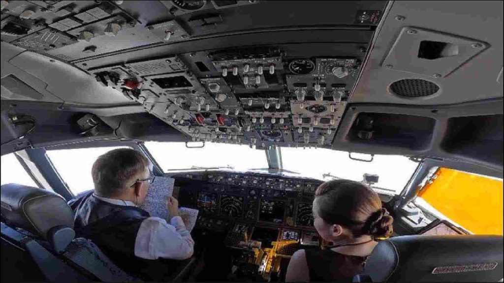 King Rama X and Queen Suthida in the cockpit of a Boeing 737-800 during their royal flight to Bhutan