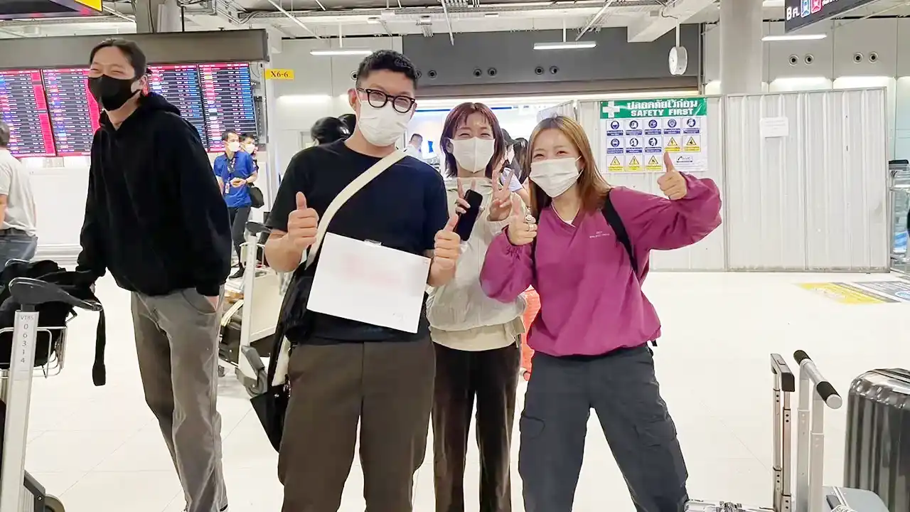 Satisfied customers using airport transfer Bangkok service